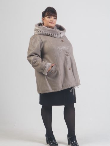 Дубленка с декором на капюшоне, цвет бежевый в интернет-магазине Фабрики Тревери