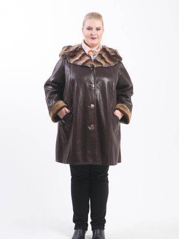 Коричневая дубленка с меховым капюшоном, цвет коричневый в интернет-магазине Фабрики Тревери