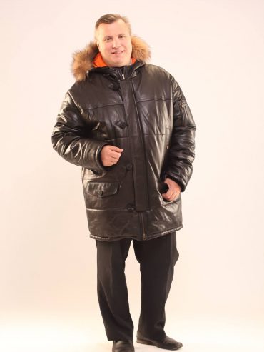 Кожаная куртка Аляска с енотом по капюшону , цвет черный в интернет-магазине Фабрики Тревери