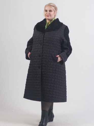 Пальто из стежки с отделкой каракулем, цвет черный в интернет-магазине Фабрики Тревери