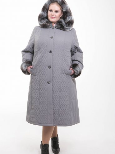 Серое стеганное пальто с меховым капюшоном, цвет серый в интернет-магазине Фабрики Тревери