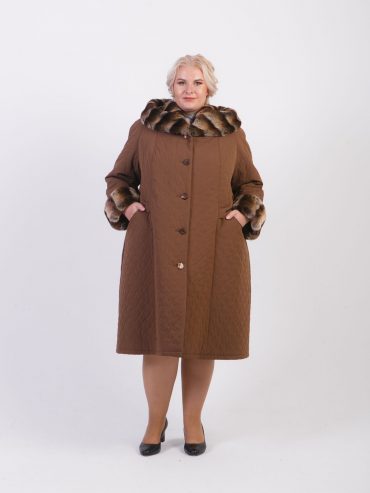Стеганное пальто с меховой отделкой, цвет коричневый в интернет-магазине Фабрики Тревери