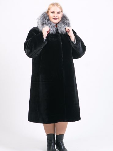 Шуба под мутон с отделкой из чернобурки, цвет черный в интернет-магазине Фабрики Тревери