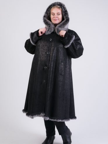 Черная дубленка из эко-меха с фалдами и отделкой Тосканой, цвет черный в интернет-магазине Фабрики Тревери