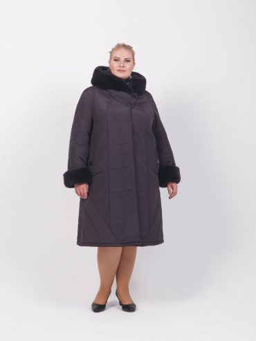 Пальто из плащевки с меховым капюшоном, цвет фиолетовый в интернет-магазине Фабрики Тревери