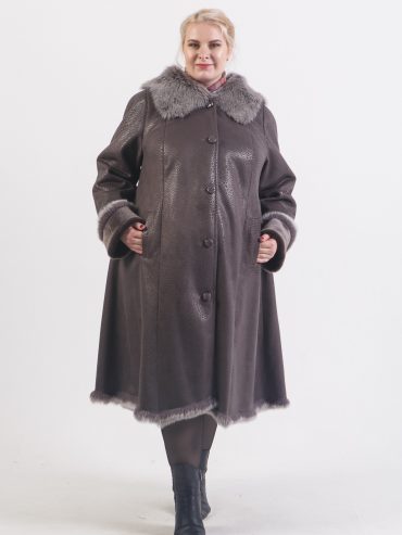 Серая дубленка из эко-меха с фалдами и отделкой Тосканой, цвет серый в интернет-магазине Фабрики Тревери