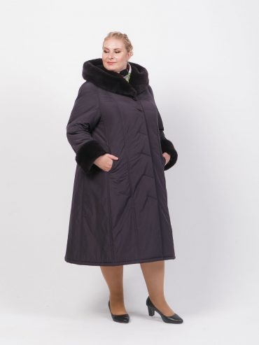 Зимнее пальто из плащевой ткани с меховым капюшоном, цвет фиолетовый в интернет-магазине Фабрики Тревери
