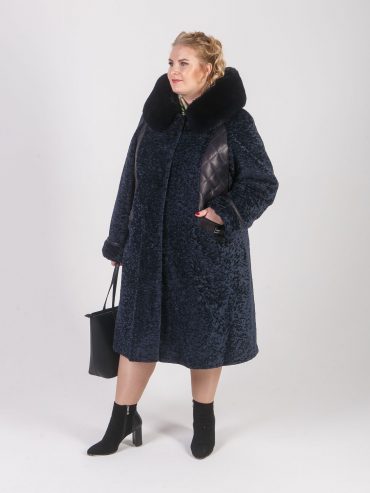 Шуба из эко-меха астраган с отделкой из кожи, цвет синий в интернет-магазине Фабрики Тревери