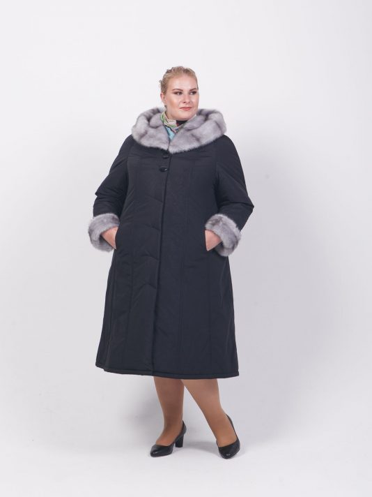 Зимнее пальто на двойном утеплителе с меховым капюшоном, цвет черный в интернет-магазине Фабрики Тревери