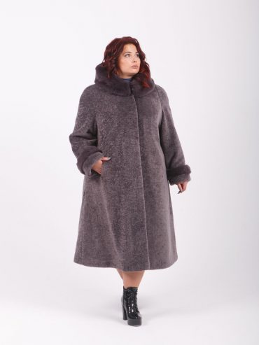 Длинная шубка из астрагана с меховой отделкой по капюшону, цвет серый в интернет-магазине Фабрики Тревери
