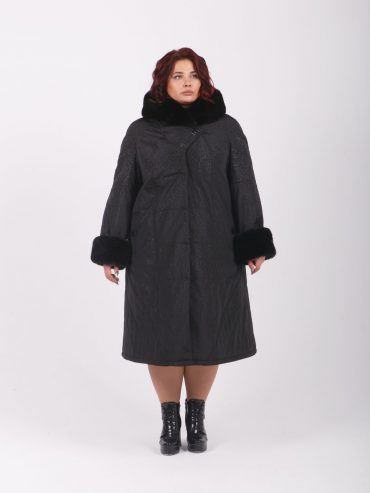 Зимнее пальто из плащевки с меховым капюшоном, цвет черный в интернет-магазине Фабрики Тревери