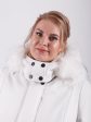Молодежная куртка с белым мехом енота, цвет бежевый в интернет-магазине Фабрики Тревери