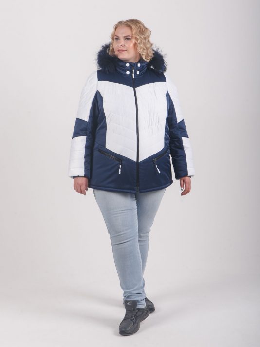 Яркая модная куртка с натуральной опушкой из енота, цвет синий в интернет-магазине Фабрики Тревери