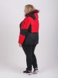 Женская куртка в ярком черно-красном цвете и с натуральной опушкой из енота , цвет черный в интернет-магазине Фабрики Тревери