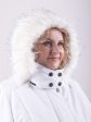 Женская белая куртка с енотом, цвет белый в интернет-магазине Фабрики Тревери
