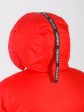 Спортивная женская куртка из мембранной ткани и брендированными кнопками, цвет красный в интернет-магазине Фабрики Тревери