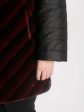 Женское пальто черного цвета из искусственного бордового меха в полоску, цвет бордовый в интернет-магазине Фабрики Тревери
