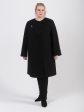 Романтическое чуть удлиненное женское пальто с брошью, цвет черный в интернет-магазине Фабрики Тревери