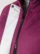 Куртка фиолетового цвета с белой отделкой и искусственным белым енотом, цвет фиолетовый в интернет-магазине Фабрики Тревери