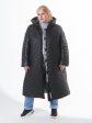 Зимнее пальто из стежки с брендированной силиконовой лентой, цвет черный в интернет-магазине Фабрики Тревери