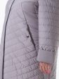 Весеннее молодежное пальто из стежки с брендированной силиконовой лентой, цвет бежевый в интернет-магазине Фабрики Тревери