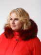 Женская куртка красного цвета с крашенным натуральным енотом, цвет красный в интернет-магазине Фабрики Тревери