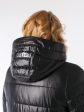Женское пальто с асимметричной спинкой и брендированными лентами, цвет черный в интернет-магазине Фабрики Тревери