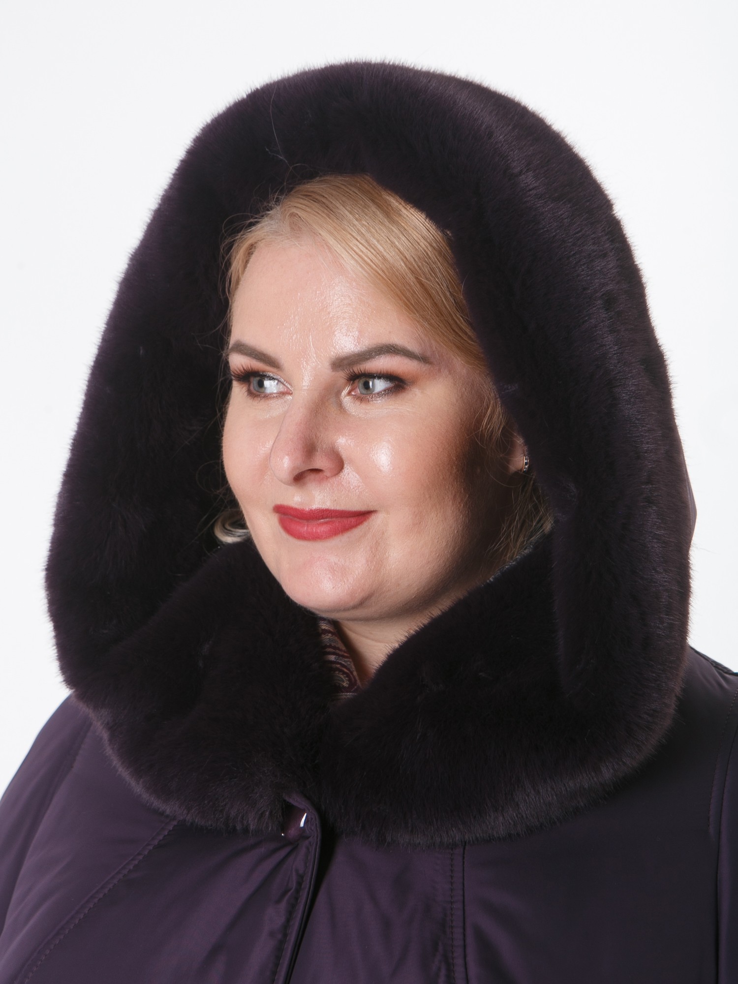 Зимнее пальто цвета баклажан с контрастной отделочной строчкой и норкой, цвет фиолетовый в интернет-магазине Фабрики Тревери