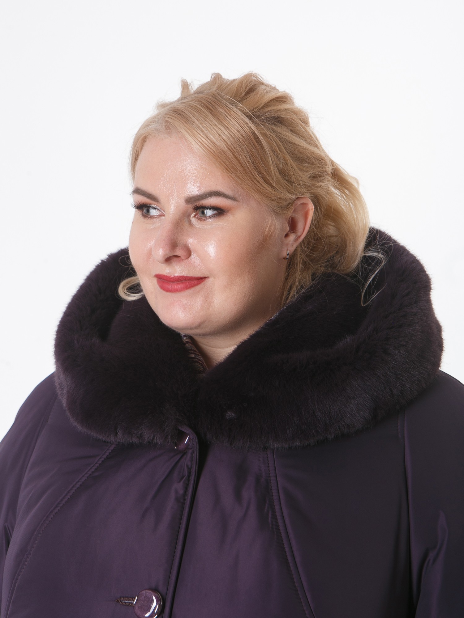 Зимнее пальто цвета баклажан с контрастной отделочной строчкой и норкой, цвет фиолетовый в интернет-магазине Фабрики Тревери
