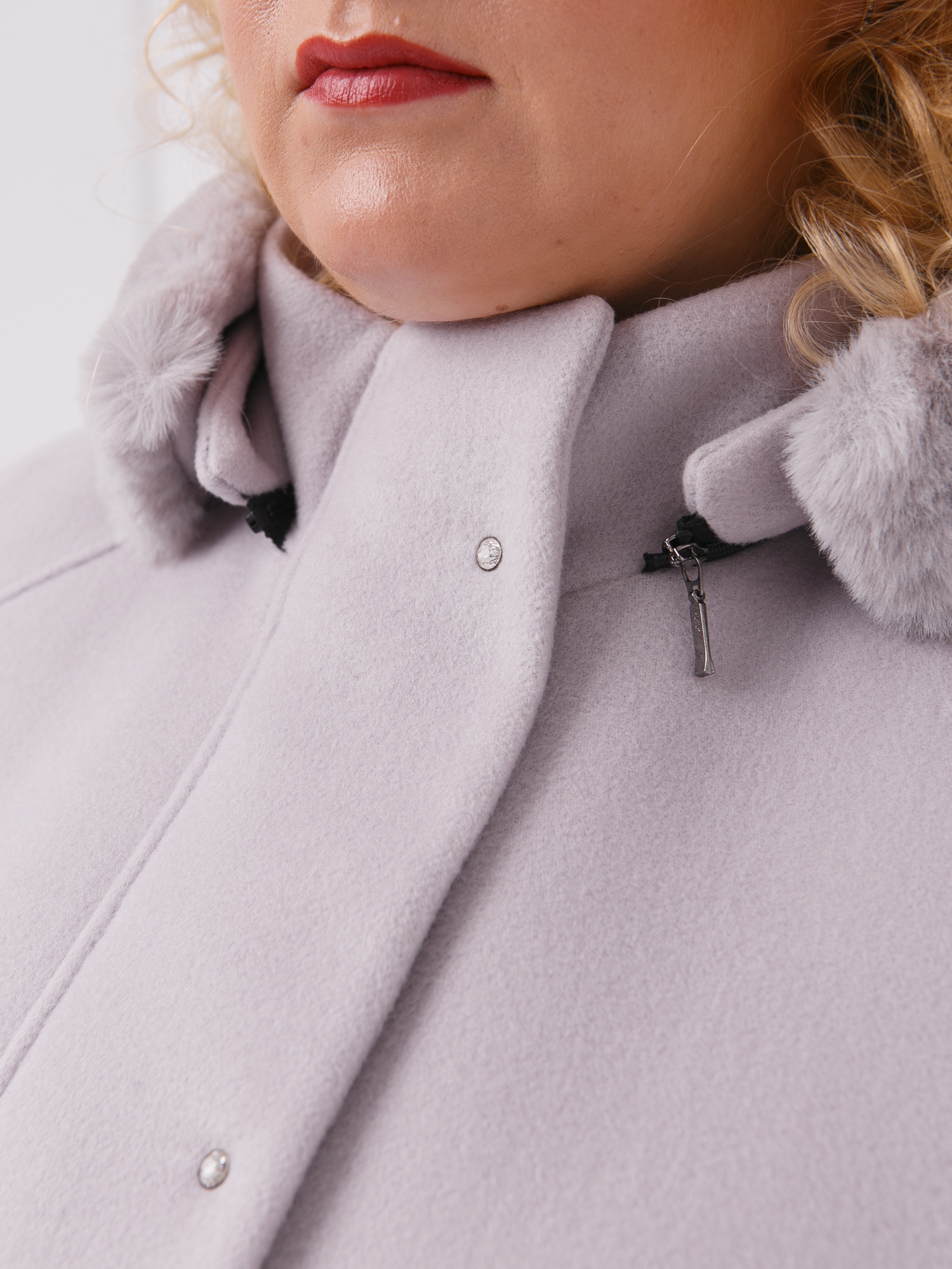 Молодежное пальто из драпа цвета маус со стразами, цвет бежевый в интернет-магазине Фабрики Тревери