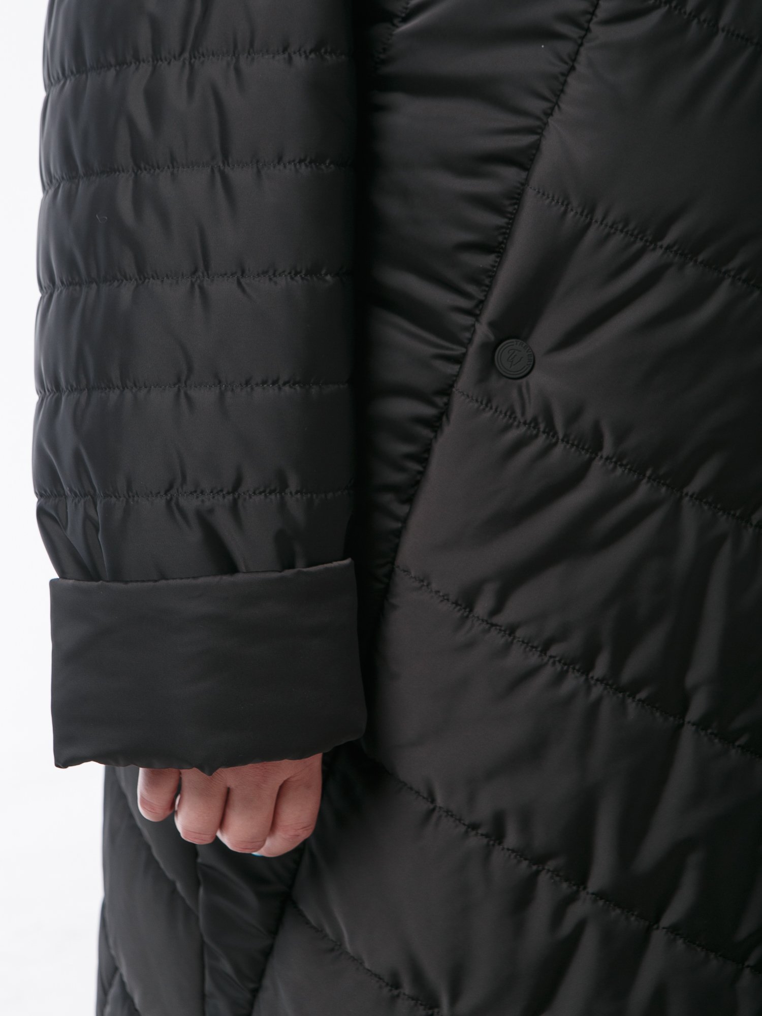 Пальто из комбинированной стеганной ткани черного цвета с брендированными лентами, цвет черный в интернет-магазине Фабрики Тревери