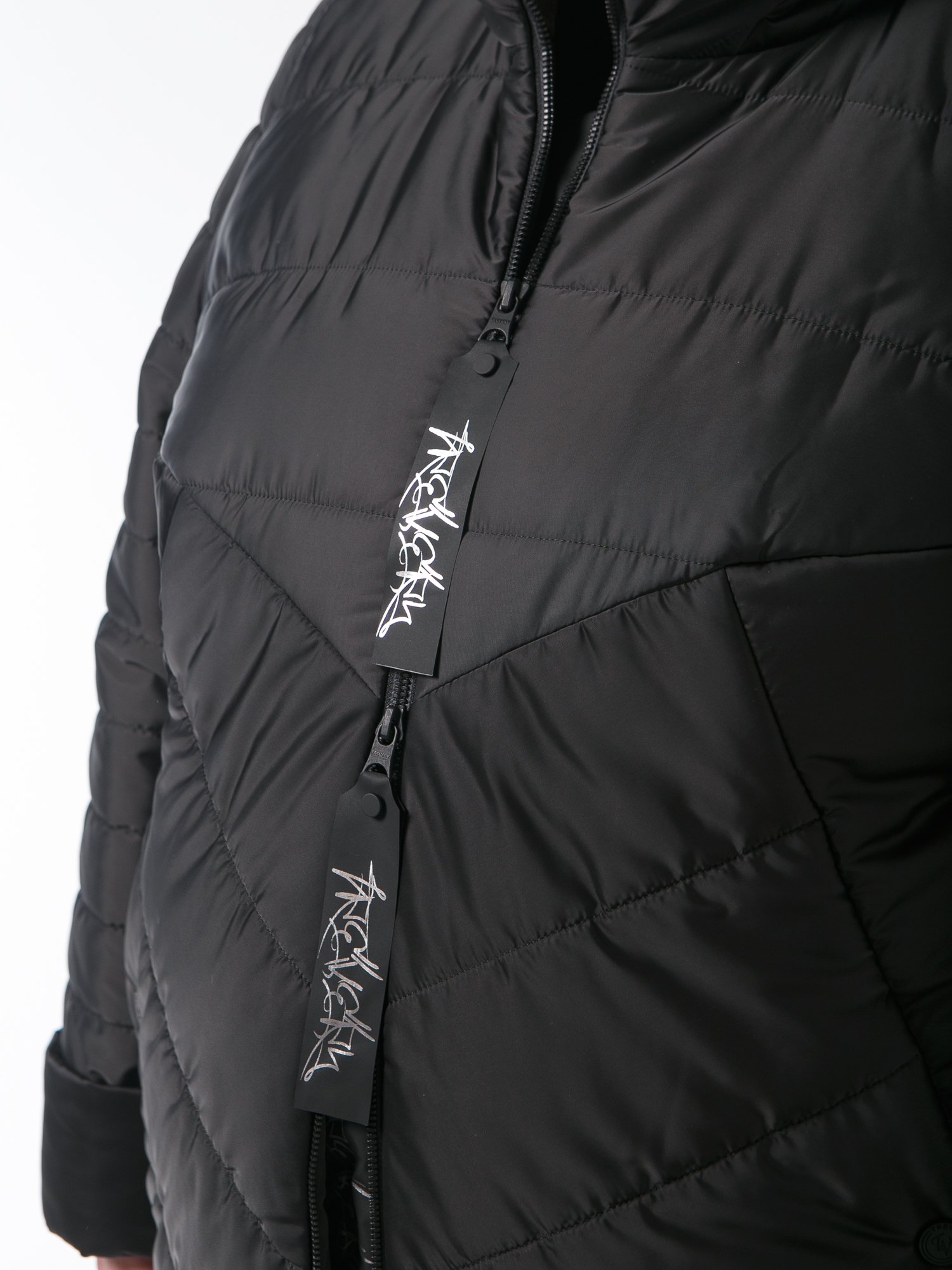 Пальто из комбинированной стеганной ткани черного цвета с брендированными лентами, цвет черный в интернет-магазине Фабрики Тревери