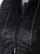 Пальто из стеганной ткани с брендированными силиконовыми лентами, цвет черный в интернет-магазине Фабрики Тревери