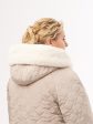 Женское пальто с геометрической стежкой и эко-мехом, цвет бежевый в интернет-магазине Фабрики Тревери