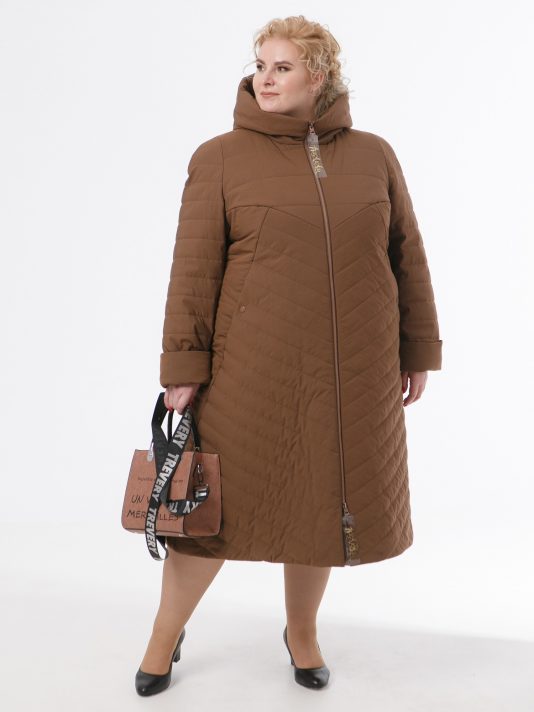 Стёганое женское пальто коричневого цвета с асиметричной спинкой, цвет коричневый в интернет-магазине Фабрики Тревери