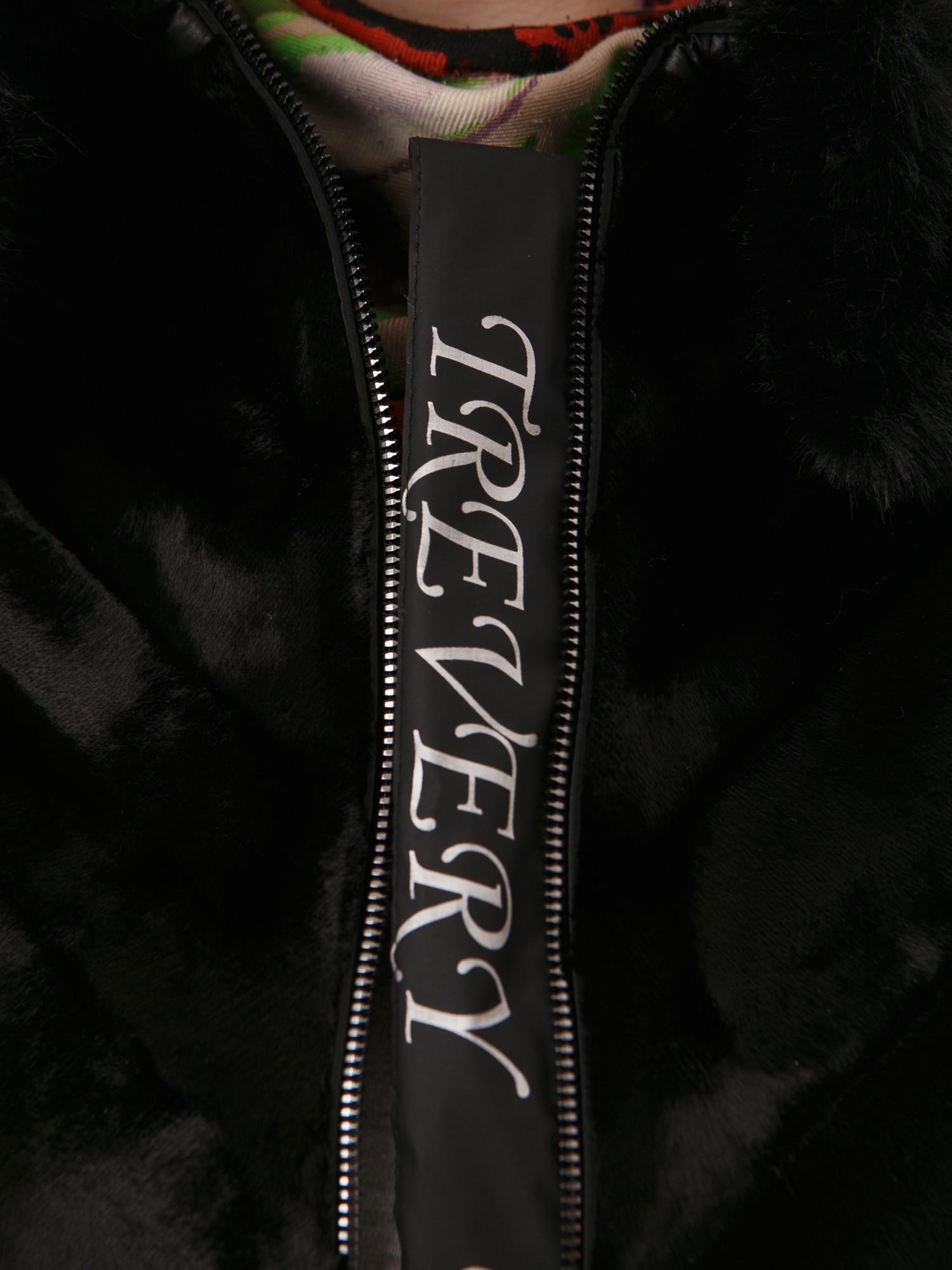 Женское пальто из полосатого каракуля и стеганой плащевки, цвет черный в интернет-магазине Фабрики Тревери