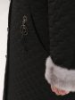 Женское пальто из стеганной плащевки модного геометрического рисунка с дизайнерской подвеской, цвет черный в интернет-магазине Фабрики Тревери