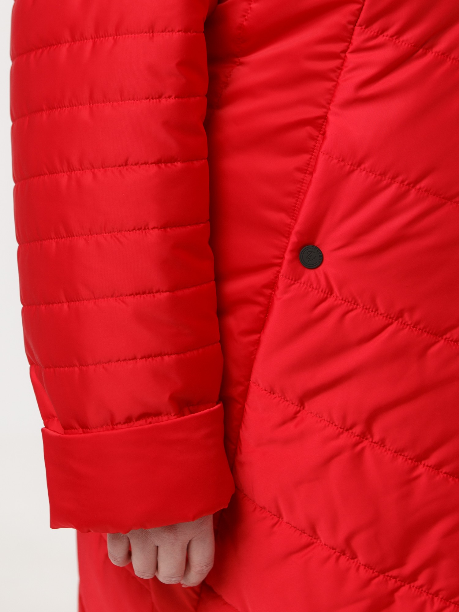 Пальто из комбинированной стеганной ткани черного цвета с брендированными лентами, цвет красный в интернет-магазине Фабрики Тревери