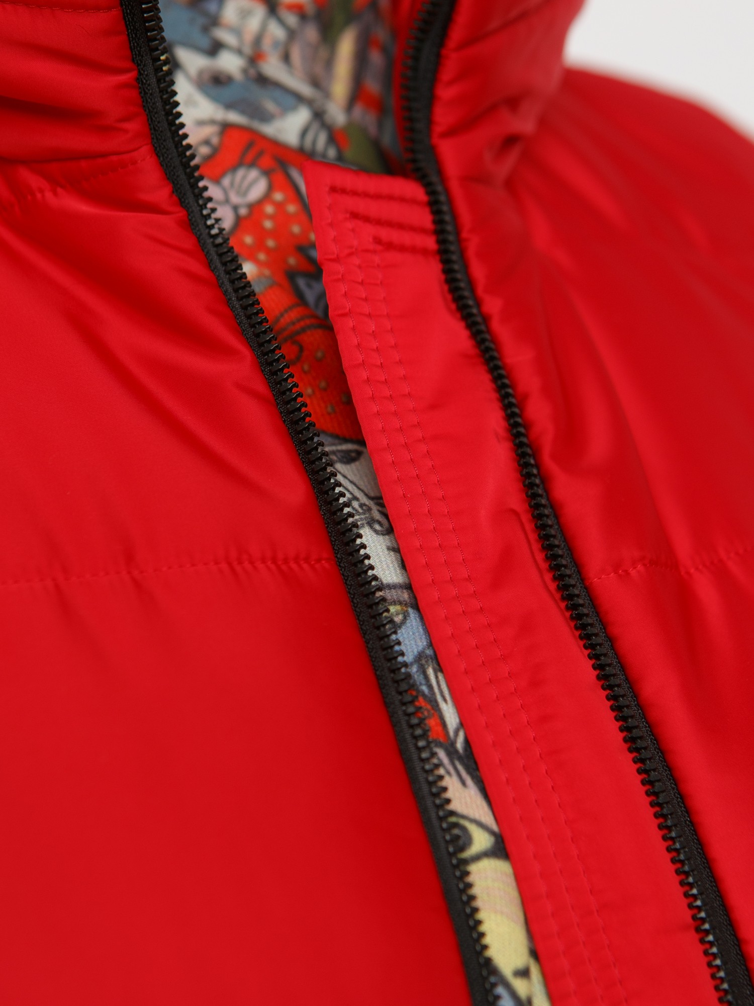 Пальто из комбинированной стеганной ткани черного цвета с брендированными лентами, цвет красный в интернет-магазине Фабрики Тревери
