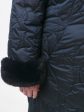 Женское пальто из стеганной плащевки модного геометрического рисунка с дизайнерской подвеской, цвет синий в интернет-магазине Фабрики Тревери
