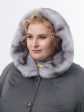 Зимнее пальто серого цвета с контрастной отделочной строчкой и норкой крестовкой, цвет серый в интернет-магазине Фабрики Тревери