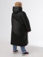 Женское пальто из комбинированной стеганной ткани с декоративной подвеской, цвет черный в интернет-магазине Фабрики Тревери