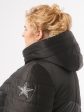 Молодежное комбинированное стеганное пальто с дизайнерской подвеской и нашивкой, цвет черный в интернет-магазине Фабрики Тревери