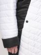 Женское пальто из комбинированной стеганой ткани в сочетании белого и черного цвета, цвет черный в интернет-магазине Фабрики Тревери