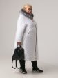 Молодежное белое пальто с красной отделкой и с эко-мехом чернобурки, цвет белый в интернет-магазине Фабрики Тревери