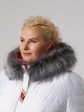 Молодежное белое пальто с красной отделкой и с эко-мехом чернобурки, цвет белый в интернет-магазине Фабрики Тревери