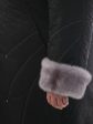 Зимнее пальто с контрастной отделочной строчкой и норкой-крестовкой , цвет черный в интернет-магазине Фабрики Тревери