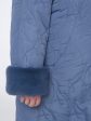 Женское пальто из стеганной плащевки модного геометрического рисунка с дизайнерской подвеской, цвет голубой в интернет-магазине Фабрики Тревери