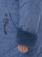 Женское пальто из стеганной плащевки модного геометрического рисунка с дизайнерской подвеской, цвет голубой в интернет-магазине Фабрики Тревери