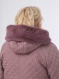 Женское пальто из стеганной плащевки модного геометрического рисунка с дизайнерской подвеской, цвет розовый в интернет-магазине Фабрики Тревери